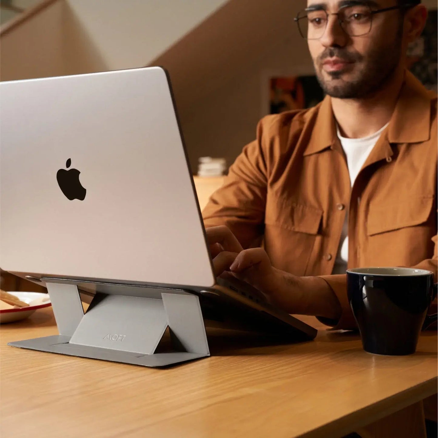 MOFT Stand – klebender Laptopständer