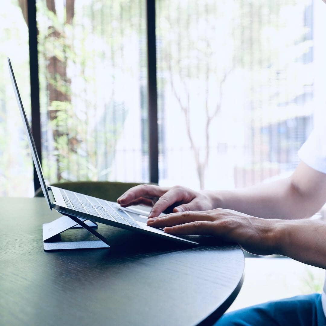 MOFT Stand – klebender Laptopständer